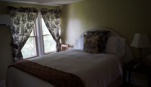 Signature Room, 1 Queen Bed (Azalea)