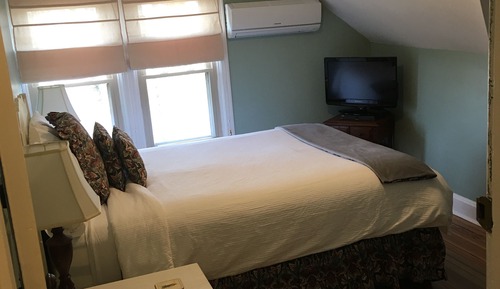 Signature Room, 1 Queen Bed ( Rae's Creek)