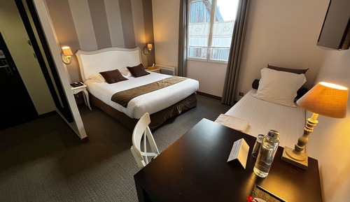 Chambre confort avec 1 grand lit et 1 lit simple 1 à 3 personnes