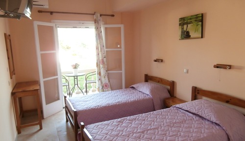 Studio, 2 Twin Beds
