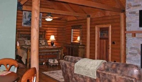 Honeymoon Cabin Suite,  1 King Bed, Full Kitchen & Fireplace