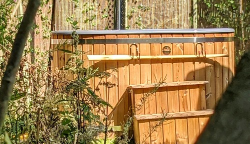 Cabin (Offa with Hot Tub)