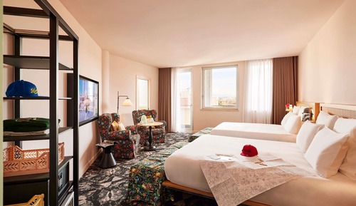 Room, 1 Queen Bed, Balcony (Large Mama)