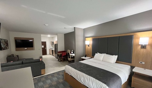 Suite, 1 King Bed with Sofa bed, Kitchenette (Jetted Tub, 2 TVs)