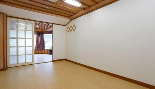 Room (Darae)