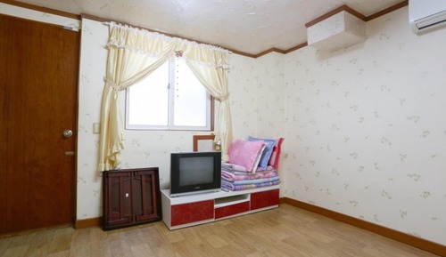 Room (Sagwa)