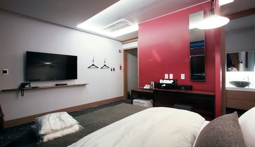 Room (Deluxe (Netflix + Wave + TV + Disney )