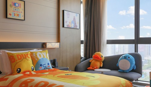 Deluxe Room, 1 King Bed, City View