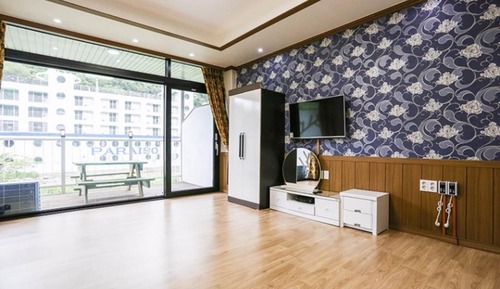 Room (Room 102)