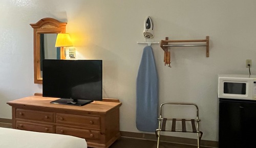 Deluxe Room, 1 King Bed, Non Smoking, Refrigerator & Microwave
