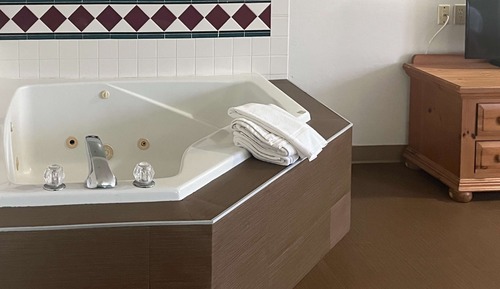 Deluxe Suite, 1 King Bed, Non Smoking, Hot Tub