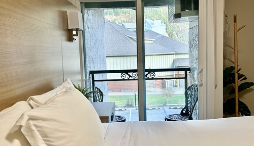 Studio with Mountain View and Balcony