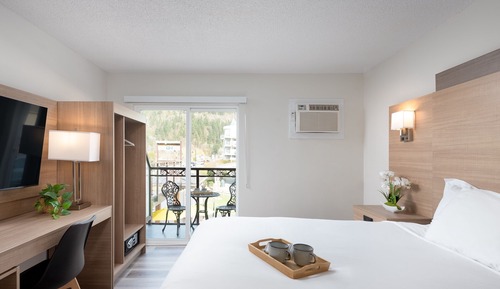Studio with Lake View and Balcony