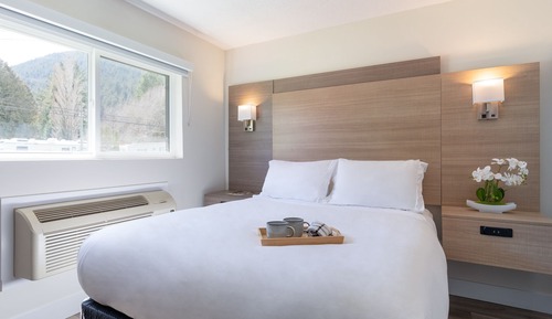 Signature Queen Suite Lake View and Patio