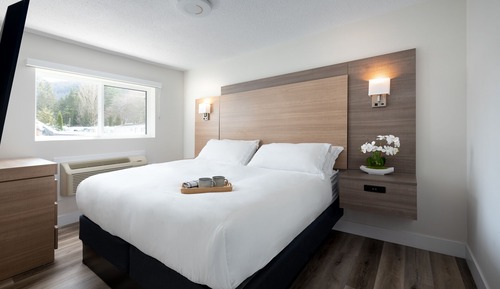 Superior King Suite Lake View and Patio