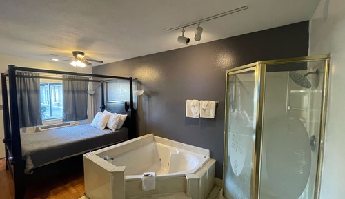 Romantic Single Room, 1 Queen Bed, Hot Tub, Garden View