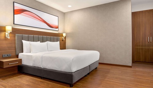 Suite, 1 King Bed, Smoking, City View