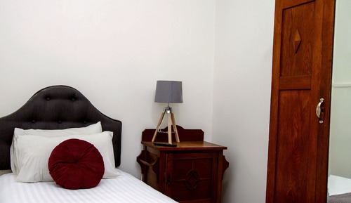 Basic Single Room, King Single Bed, Shared Bathroom