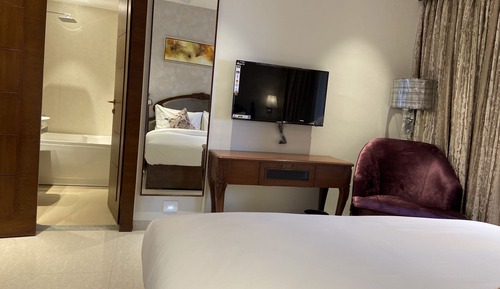 Hazel Suite With Bathtub and Balcony