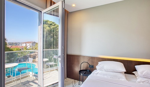 Premium Studio, Private Bathroom, Pool View