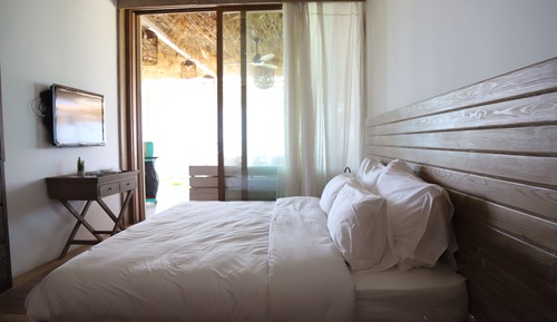 Deluxe Room, 1 King Bed, Beach View