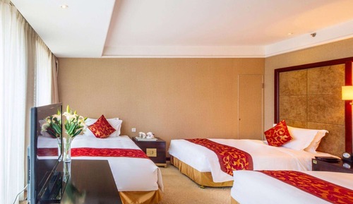 Suite, Multiple Beds, Smoking