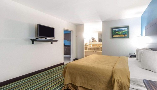Suite, 1 King Bed, Accessible, Smoking