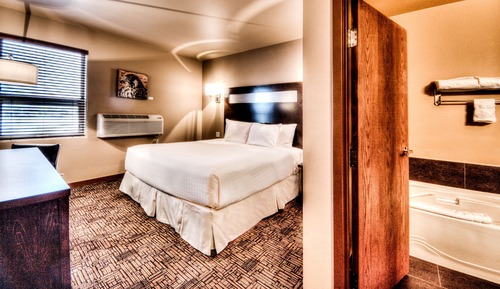 King Bachelor Full bathroom 