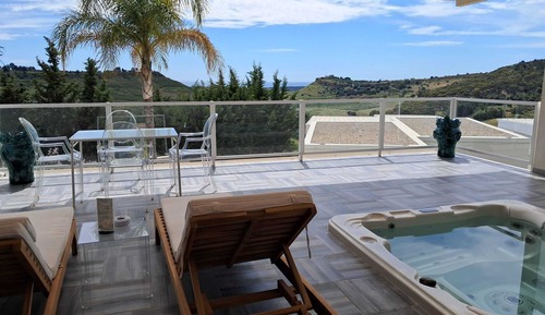 Queen room with spa & view
