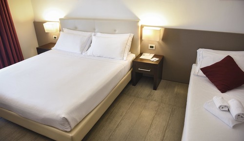 Comfort Room, 1 King Bed, Non Smoking, Patio (with Single Sofabed)