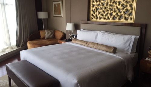 Grand Room, 1 King Bed, Bathtub, City View