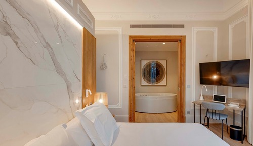 Deluxe Room, Jetted Tub