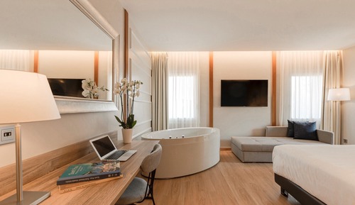 Deluxe Room, Jetted Tub