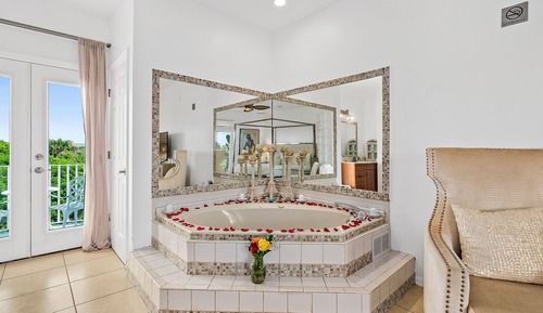 Romantic Studio Suite, 1 King Bed, Partial Ocean View, Courtyard Area