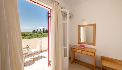 Classic Villa, 2 Bedrooms, Pool Access, Garden View