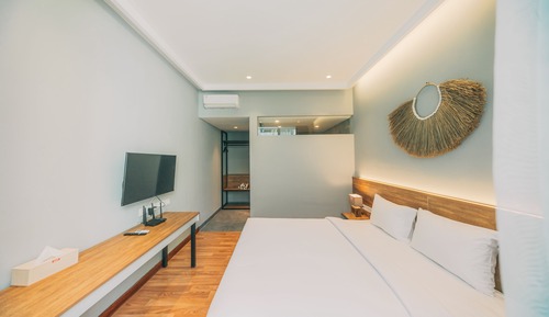 Double Room, Poolside