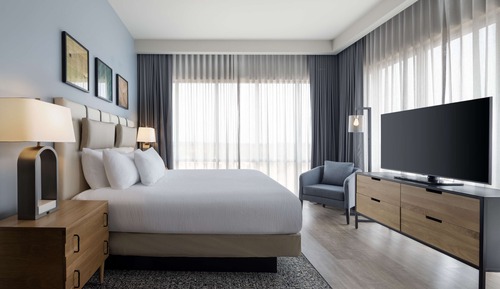 Suite, 1 King Bed, Corner (Tower View)