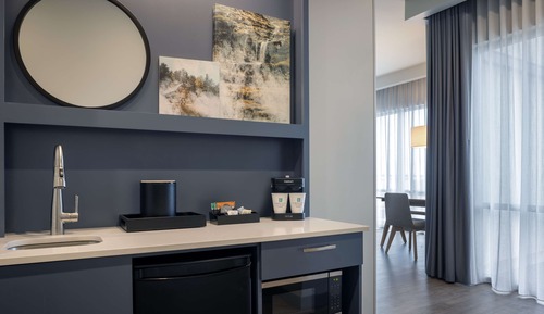 Suite, 1 King Bed, City View, Corner
