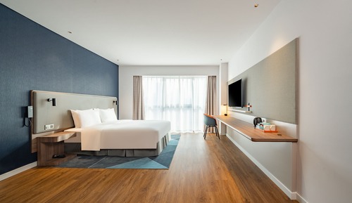 1 King Bed Standard City View Non-smoking