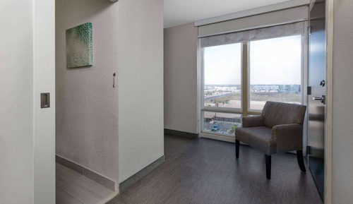 Suite, 1 King Bed, Non Smoking, City View (Balcony, NonSmoking)