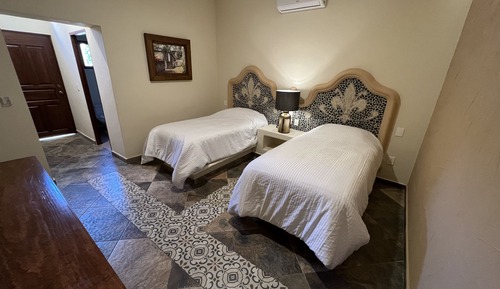 Twin Room, No Windows, Ground Floor (Chinelo)