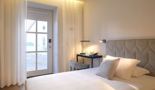 Classic Double Room, 1 King Bed, Non Smoking, Pool View