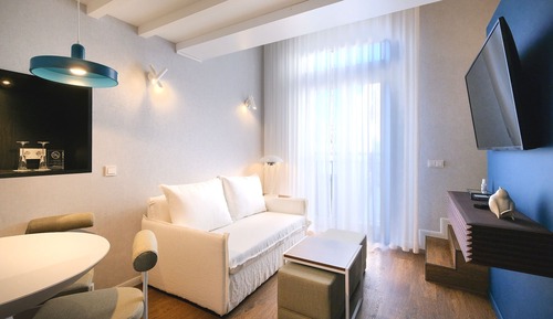 Family Studio Suite, 1 King Bed, Non Smoking, Mezzanine