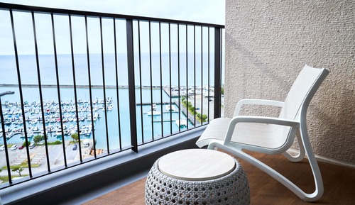 Deluxe Hollywood Twin Room, Non Smoking (With Club Pool & Lounge Access)