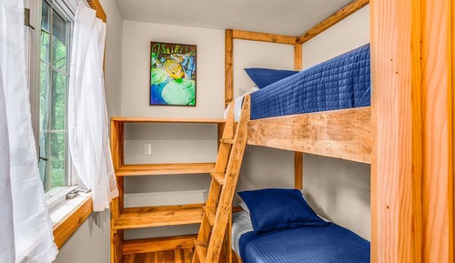 Hanging Rock Cabin, 2 Bedrooms, Jetted Tub, Mountain View