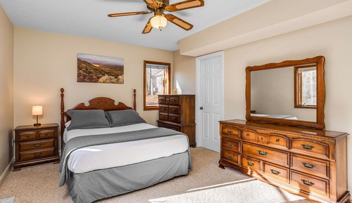 Sherando Cabin. 3 + Bedrooms, Hot Tub, Mountain View