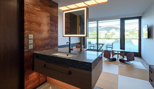 Suite, Balcony (River)