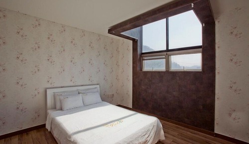 Room (White)