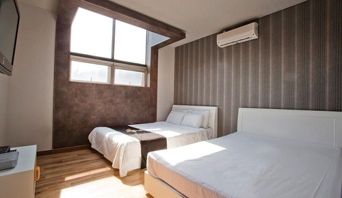 Room (Black)
