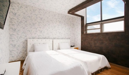 Room (Blue)